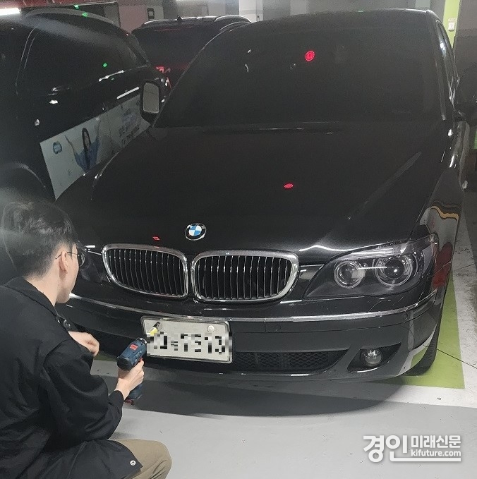경기도 관계자가 과태료 체납차량을 단속하고 있다. <사진=경기도>