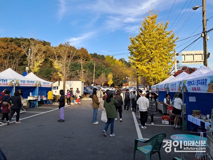 이천시가 체험관광활성화를 위한 도농교류 직거래 장터를 열고 있다. <사진=인천시>