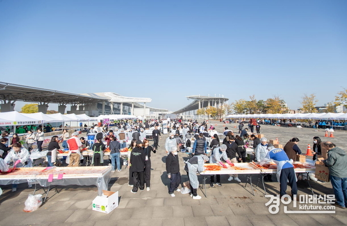 인천 서구청이 구민 1500여 명이 동참한 대규모 김장행사를 개최하고 있다. <사진=서구>