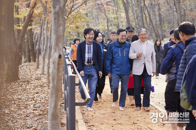 김동연 경기도지사(가운데)가 맨발 걷기를 체험하고 있다.. <사진=경기도> 