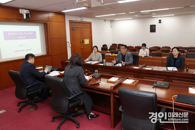 오산시의회 의원연구단체 ‘육아친화도시 오산 만들기 정책연구회’는 지난 14일 오산시의 초저출산 현황을 파악하고 육아친화적 환경 조성을 위한 연구 최종보고회를 열고 있다. <사진=오산시>