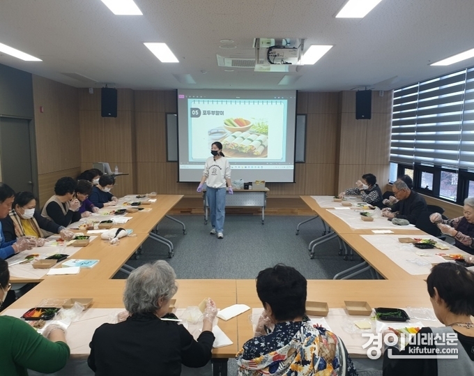 평택 안중보건지소가 세계 당뇨병의 날을 맞아 당뇨 환자를 위한 영양교육을 진행하고 있다. <사진=평택시>