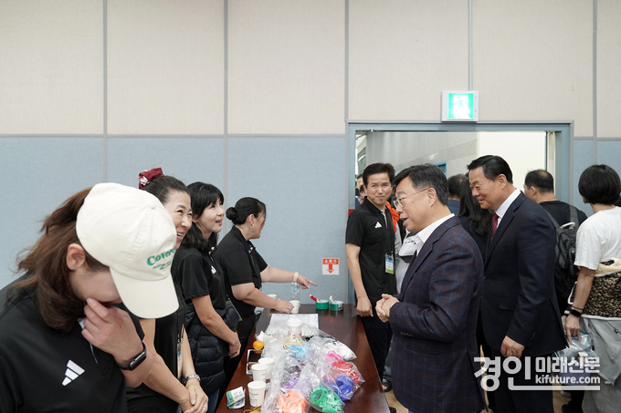 신상진 성남시장이 2024 성남시체육회장배 철인3종 장거리수영대회에 참가하는 선수들을 격려하고 있다. <사진=성남시>