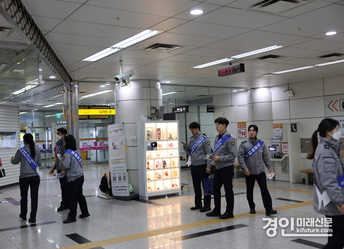 인천 서구청·서부경찰서가 서부아동보호전문기관 아동학대예방 합동 캠페인을 펼치고 있다. <사진=서구>