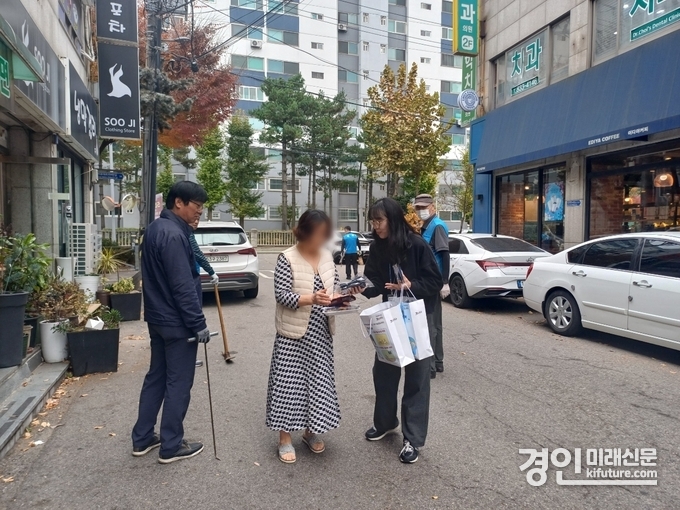 인천 연수구 관계자가 방역 캠페인을 펼치고 있다. <사진=연수구> 