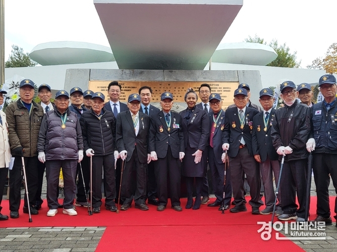 평택시가 제74주년 남아프리카공화국 6 25 참전 추모기념식 개최하고 관계자들이 기념촬영을 하고 있다. <사진=평택시>