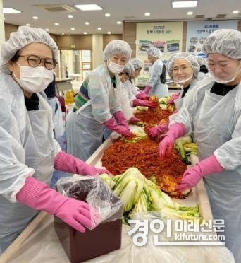 경기도농수산진흥원이 ‘취약계층 김장나눔사업’을 진행하고 있다. <사진=경기도>
