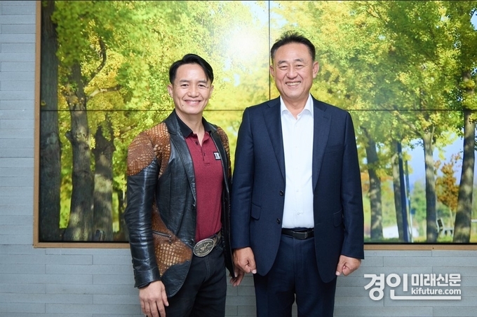 이충우 여주시장(오른쪽)이 필리핀 투블라이시와 계절근로자 송출 의견을 교환하고 기념촬영을 하고 있다. <사진=여주시>