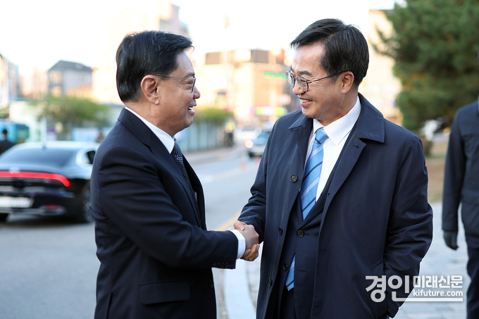 김동연 경기도지사(오른쪽)가 헹 스위 킷(Heng Swee Keat) 싱가포르 부총리 겸 국립연구재단 이사장을 반갑게 맞이하고 있다. <사진=경기도>