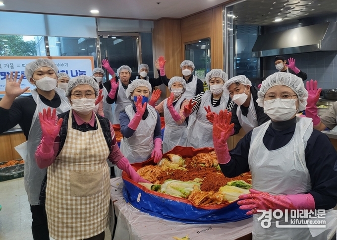 인천 미추홀구시설관리공단과 숭의종합사회복지관 관계자들이 소외계층을 위해 김장을 담그고 있다. <사진=미추홀구>