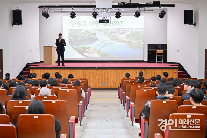 전진선 양평군수가 양서고등학교에서 특강을 실시하고 있다. <사진=양평군>