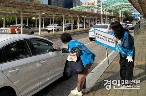 광명시 관계자들이 공중이용시설 금연구역 합동 점검·단속을 실시하고 있다. <사진=광명시>