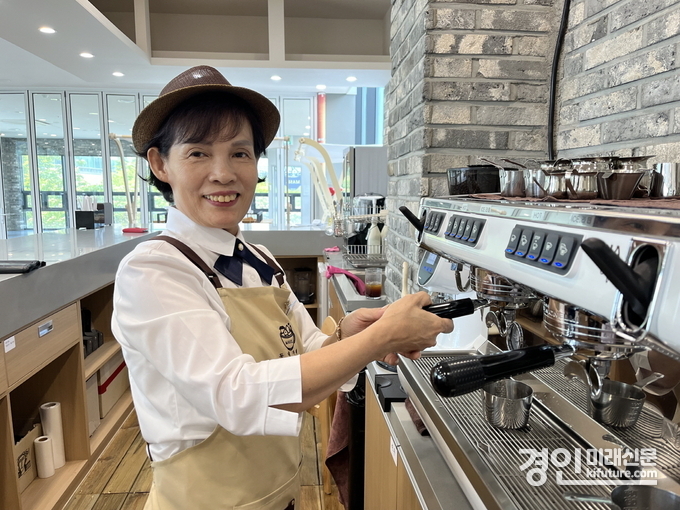 어르신이 사회활동지원사업에 참여하고 있다. <사진=시흥시>