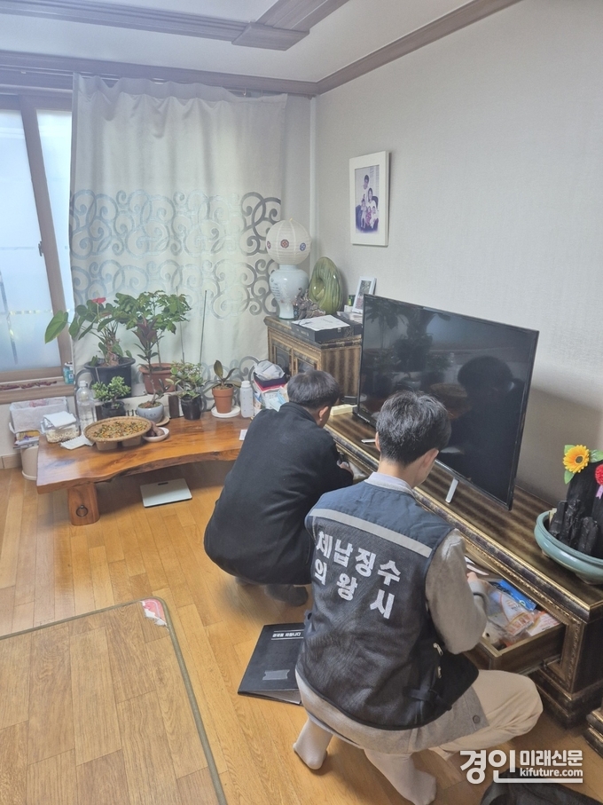 의왕시 관계자들이 가택수색을 하고 있다. <사진=의왕시>
