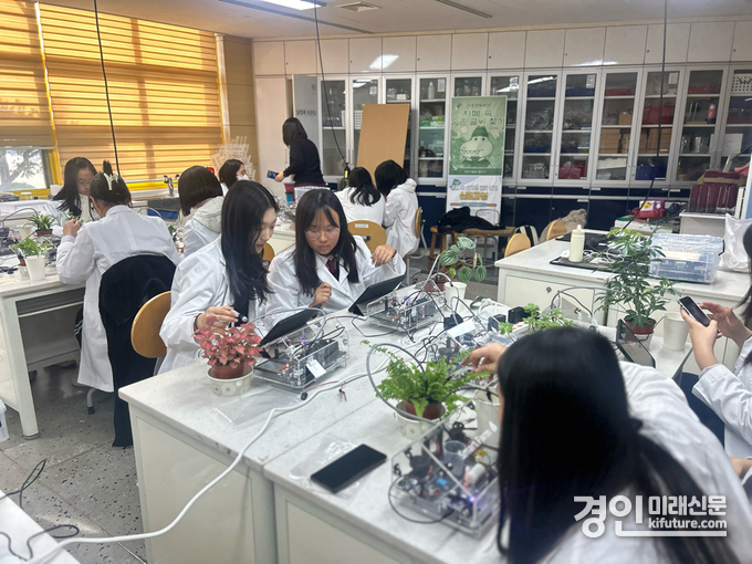인천남부교육지원청이 '찾아가는 IoT 스마트팜 교실'을 운영하고 있다. <사진=인천시교육청>