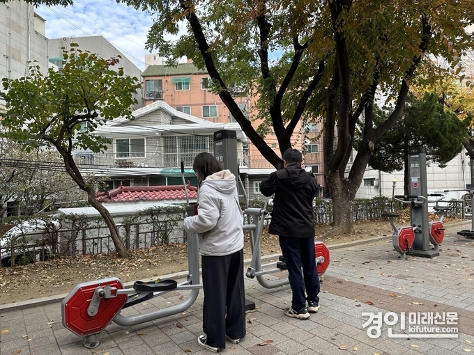 인천 미추홀구 관계자들이 공원 시설물을 점검하고 있다. <사진=미추홀구>