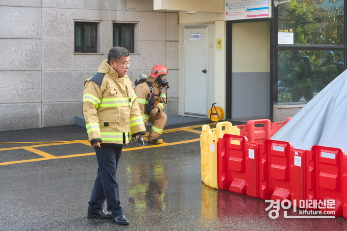 장대석 경기도의원이 소방훈련을 참관하고 있다. <사진=경기도의회>