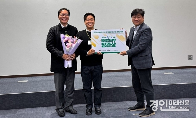화성ㅎ시가 공감e가득 행안부 장관상을 수상하고 기념촬영을 화고 있다. <사진=화성시>