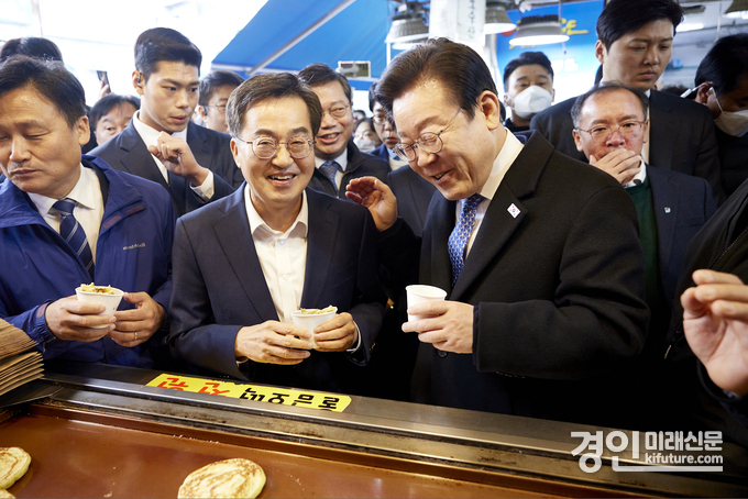 김동연 경기도지사(왼쪽 2번째)와 이재명 민주당 대표(왼쪽 3번째)가 전통시장을 방문해 소상공인과 소통하고 있다. <사진=경기도>
