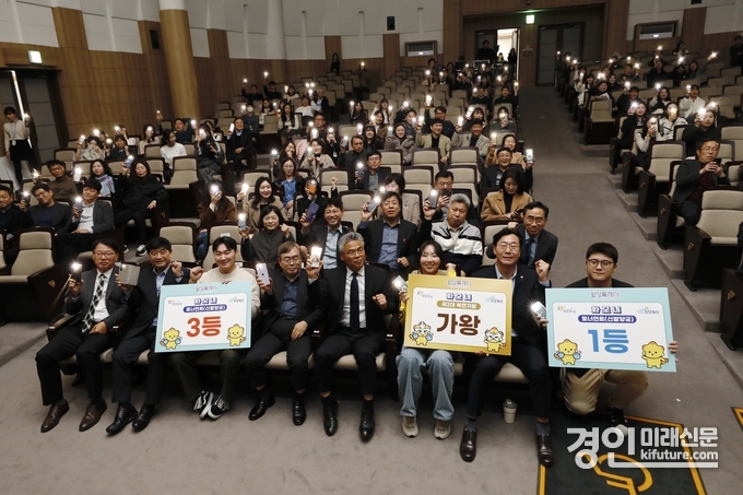 정명근 화성시장(오른쪽 2번째)이 직원과의 소통 행사에 함께하고 있다. <사진=화성시>