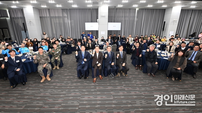 이재준 시장, 현근택 제2부시장, 이재식 수원시의회 의장 등이 보고회 참석자들과 함께 기념촬영을 하고 있다. <사진=수원시>