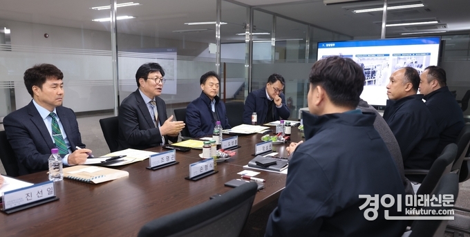 도성훈 인천광역시교육감(왼쪽 2번째)이 직업계고 학생 안심 취업 지원을 위해 기업을 방문해 관계자들과 담소를 나누고 있다. <사진=인천시교육청>
