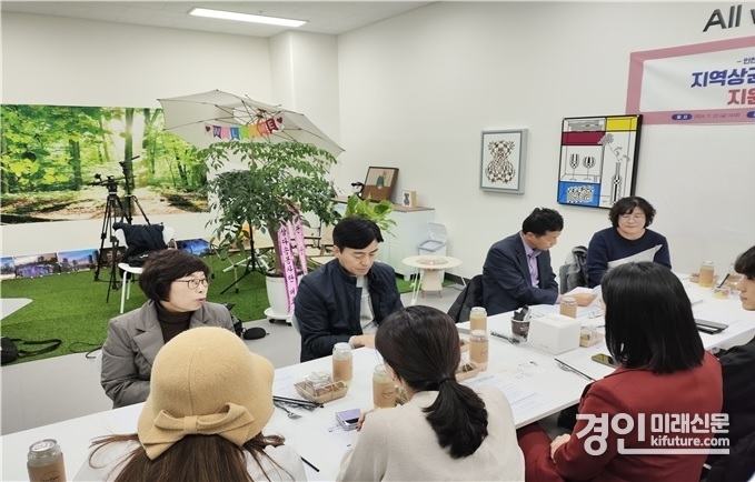 인천시의회 소상공인 모바일상품권 활성화 연구회가 소상공인 지원정책과 경영지원 등 지역경제 활설화 방안을 논의하고 있다. <사진=인천시의회>