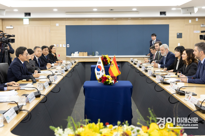 김동연 경기도지사(왼쪽 1번째)가 25일 경기도청에서 이사벨 디아스 아유소(Isabel Díaz Ayuso) 스페인 마드리드주 주지사(오른쪽 2번째)와 양 지방정부간 협력 분야에 대해 의견을 나누고 있다. <사진=경기도>
