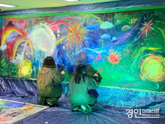 매향중학교 학생들이 오택관 작가의 자아발견 활동에 참여하고 있다. <사진=수원시립미술관>