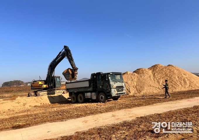 이천시가 육군 제7공병여단과 청미천 준설 작업을 실시하고 있다. <사진=이천시>