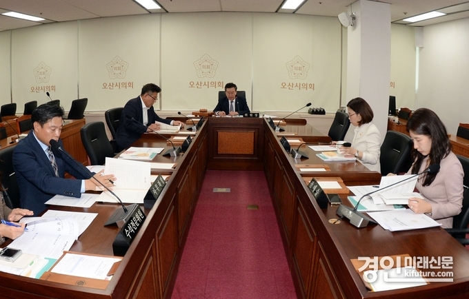오산시의회가 ‘2024년 의원연구단체 결과평가 심의위원회’를 열고 있다. <사진=오산시의회>