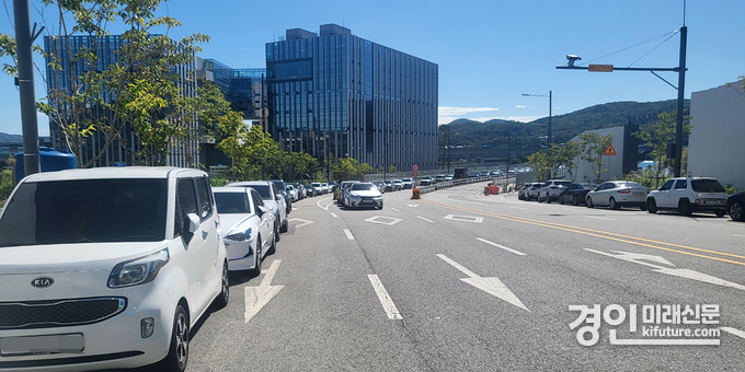 불법주정차 단속 전 판교 테크노밸리 인근 도로 모습. <사진=성남시>