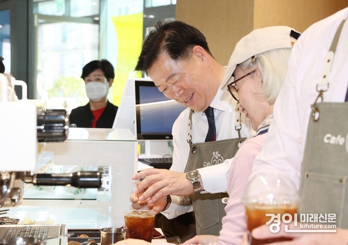 박승원 광명시장(왼쪽)이 어르신과 함께하고 있다. <사진=광명시>