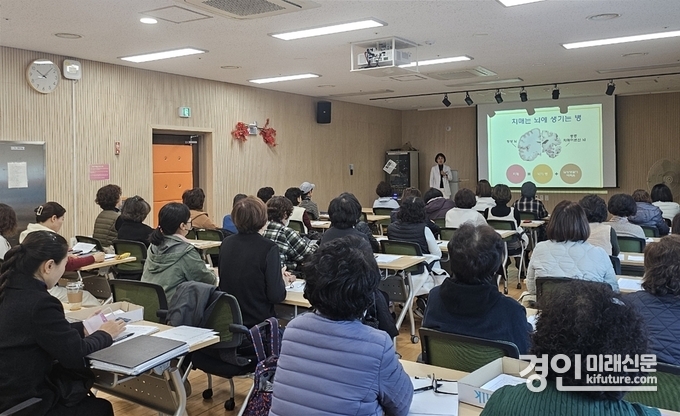부천시립노인전문병원 황향임 팀장이 노인맞춤돌봄 종사자를 대상으로 치매 강의를 진행하고 있다. <사진=부천시>