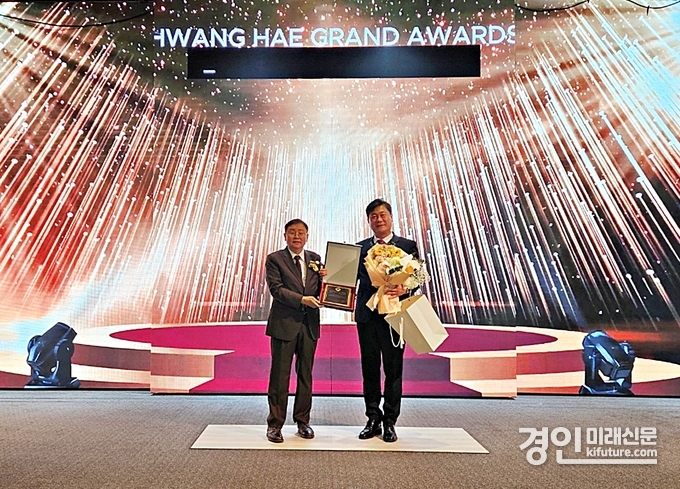 인천 미추홀구가 ‘2024 대한민국 황해 국민대상’ 시상식에서 자치행정 부문 우수기관장으로 선정되어 기념촬영을 하고 있다. <사진=미추홀구>