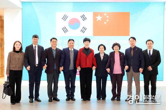 중국 선전시 인민대표대회 상무위원회 페이레이 부주임 등이 인천광역시의회를 방문해 기념촬영을 하고 있다. <사진=인천시의회>