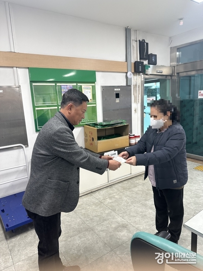 인천 연수구 옥련1동 관계자가 식료품 교환권을 전달하고 있다. <사진=연수구>