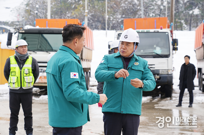 이권재 오산시장(오른쪽)이 제설작업을 지시하고 있다 .<사진=오산시>