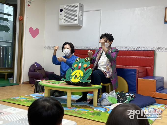 성남시 노인일자리 중 아동시설 동화구연 사업단이 활동하고 있다. <사진=성남시>