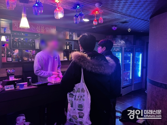 인천 연수구가 연말연시 대비 유흥주점 등 야간업소 일제 점검을 실시하고 있다. <사진=연수구>