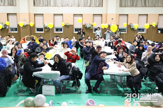 (사)한국장애인부모회 의왕시지부와 의왕시장애인가족지원센터가 송년가족행사를 진행하고 있다. <사진=의왕시>