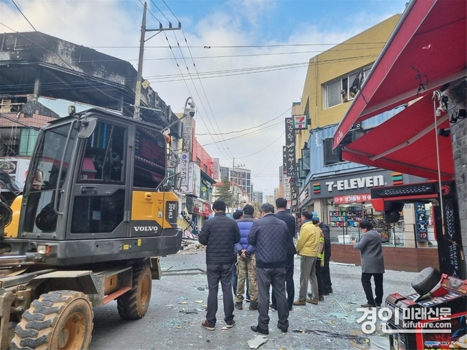 평택시 관계자들이 상가건물 폭발 사고 현장을 둘러보고 있다. <사진=평택시>