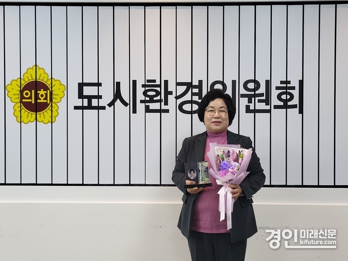 김옥순 경기도의원이 2024년 경기도의회 행정사무감사 우수의원으로 선정된 가운데 기념촬영을 하고 있다. <사진=경기도의회>