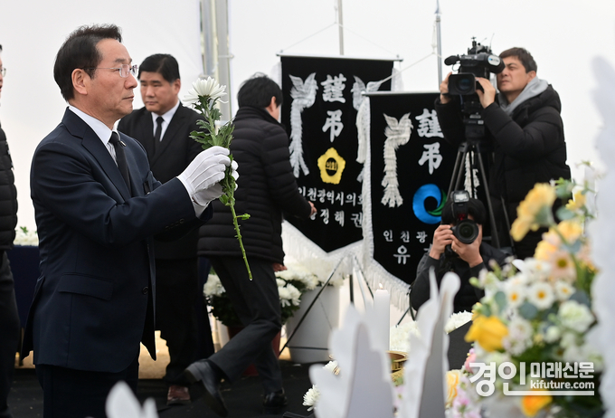 유정복 인천시장이 제주항공 여객기 사고 희생자 함동분양소에서 헌화를 하고 있다. <사진=인천시>