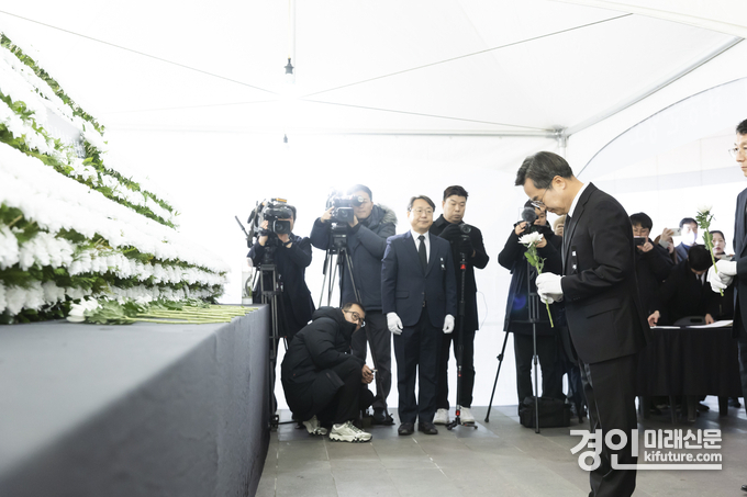 김동연 경기도지사가 수원역에 마련된 제주항공 여객기 사고 희생자 합동분향소를 찾아 헌화하고 있다. <사진=김동연>