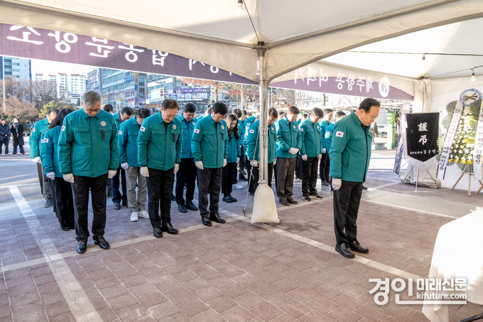 이권재 오산시장 및 공무원들이 제주항공 여객기 사고 합동분향소에서 묵념을 하고 있다. <사진=오산시>
