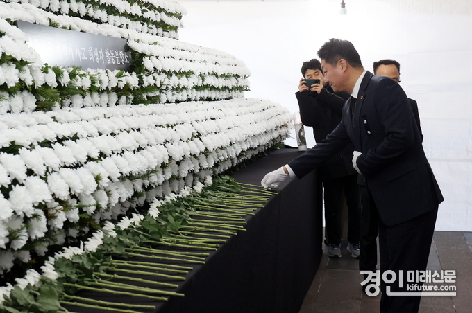 김진경 경기도의회 의장이 제주항공 여객기 사고 합동분향소를 찾아 헌화하고 있다. <사진=경기도의회>