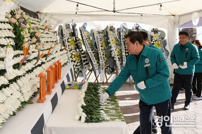 이상복 오산시의회 의장이 제주항공 항공기 사고 희생자 합동분향소에 헌화를 하고 있다. <사진=오산시>