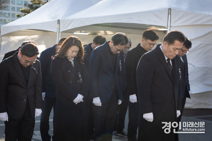 이재준 시장 및 김현수 제1부시장, 현근택 제2부시장, 실국장들이 묵념하고 있다. <사진=수원시>