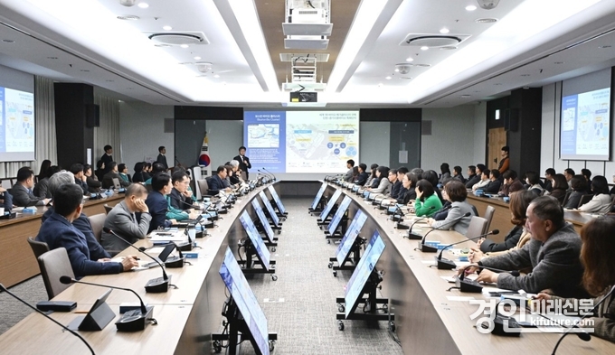 서울대학교 시흥캠퍼스 신영기 본부장이 '경기시흥 바이오 특화단지 추진 방향과 전망'을 발표하고 있다. <사진=시흥시>